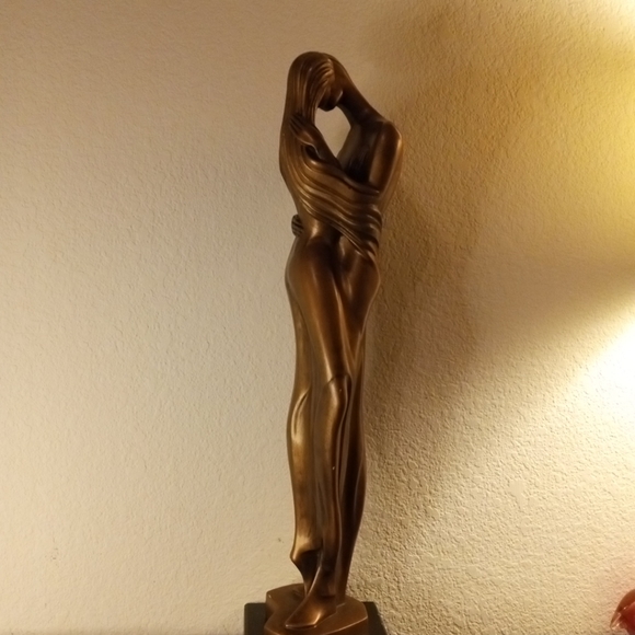 STUNNING Austin Sculpture 23" COUPLE EMBRACE Copper Finish Sculpture. - Picture 2 of 7